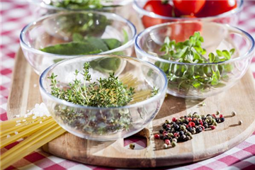 Einjährige Kräuter: Petersilie & Co. aussäen